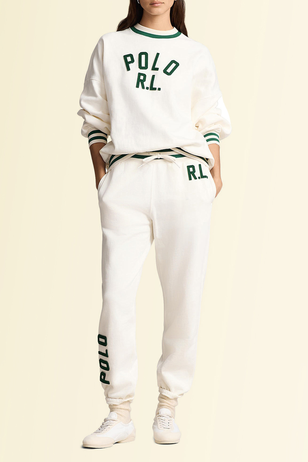 תמונת כל הלוק של סווטשירט עם צווארון מעוגל